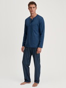 Le mannequin Homme porte le/la Pyjama, longue en 100% coton de couleur Bleu, Rayée, de la série Relax Imprint 1 de CALIDA, Vue de face
