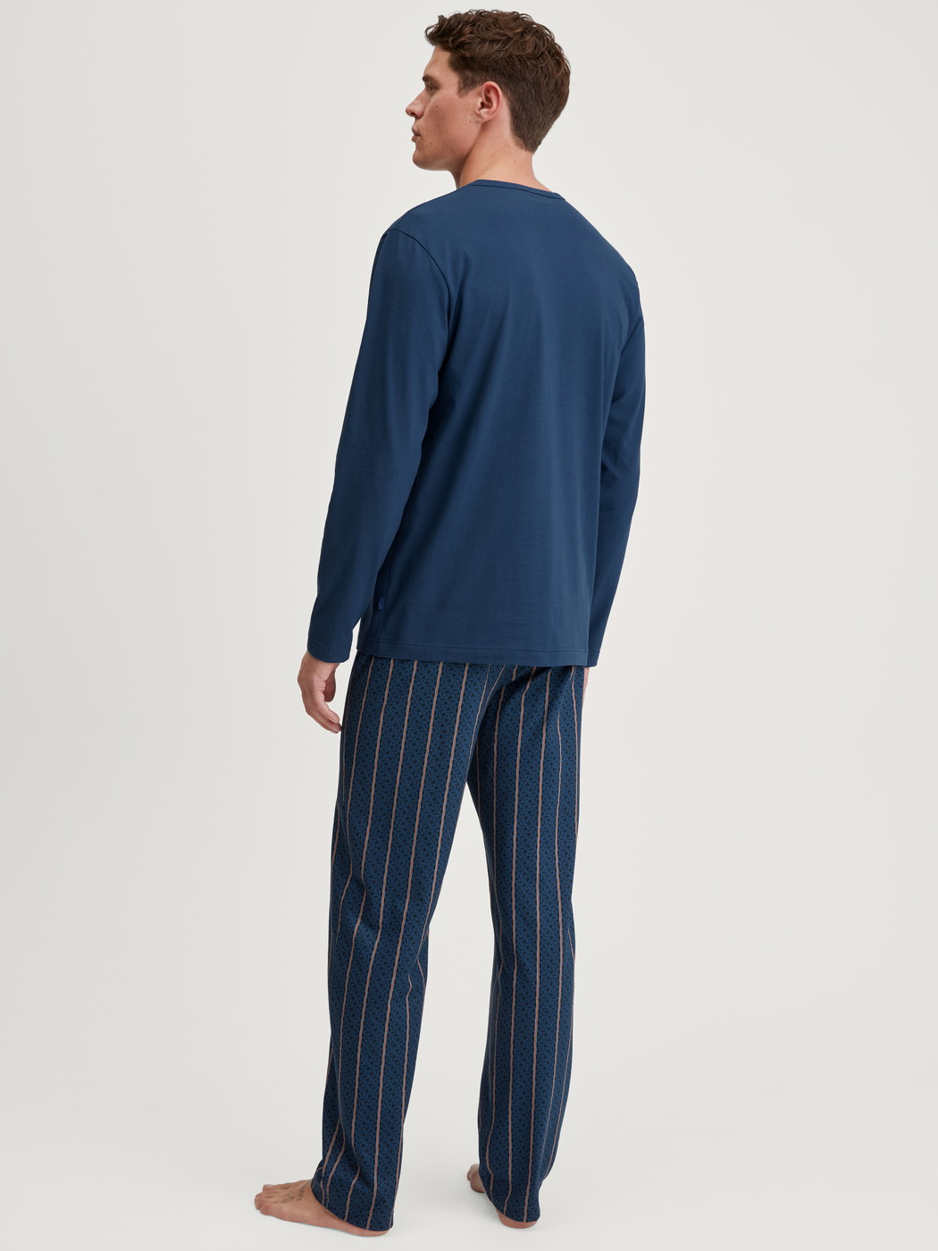 Le mannequin Homme porte le/la Pyjama, longue en 100% coton de couleur Bleu, Rayée, de la série Relax Imprint 1 de CALIDA, Vue arrière