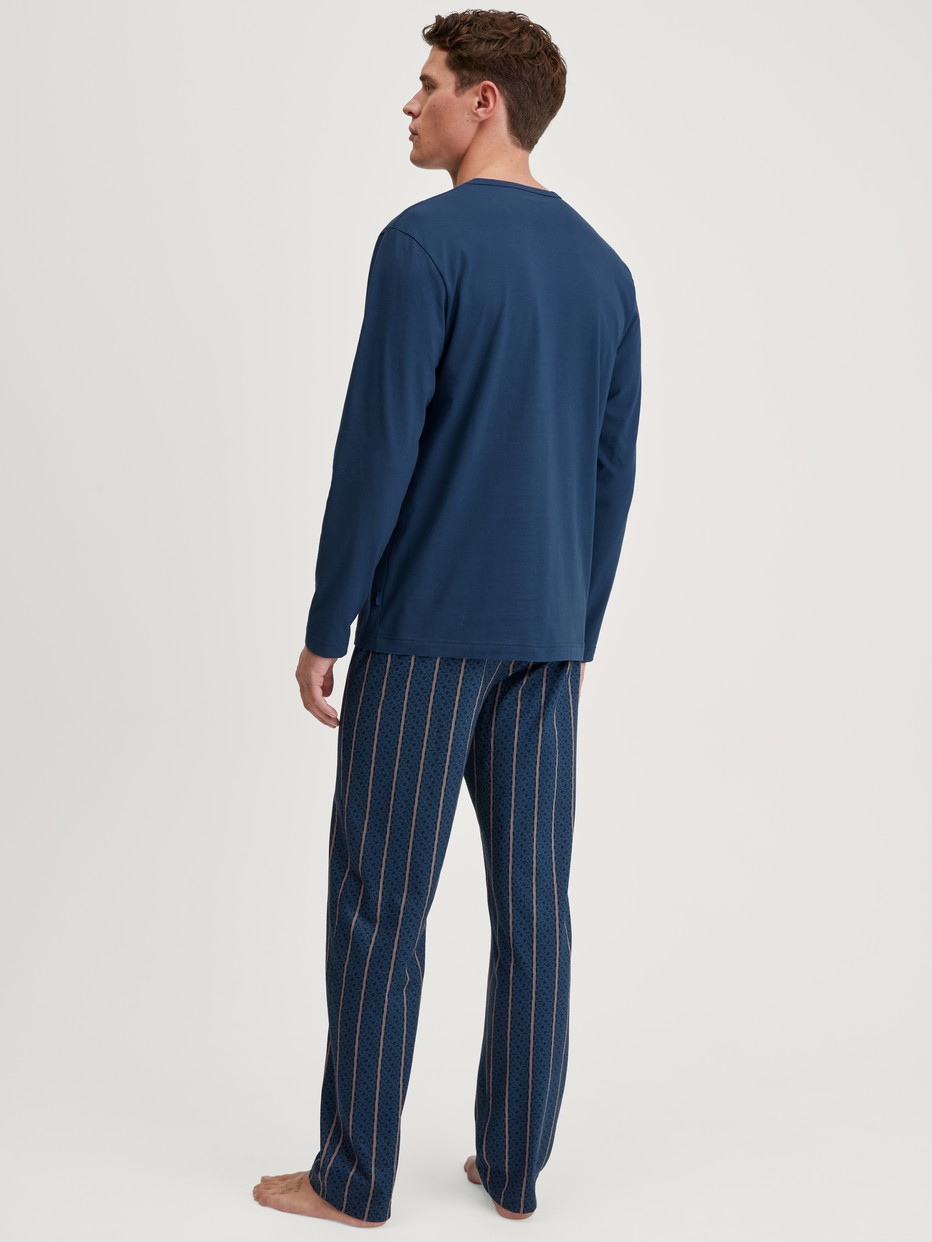 Herren-Model trägt Pyjama, lang aus 100% Baumwolle in Blau, Gestreift aus Serie Relax Imprint 1 von CALIDA, Rückansicht