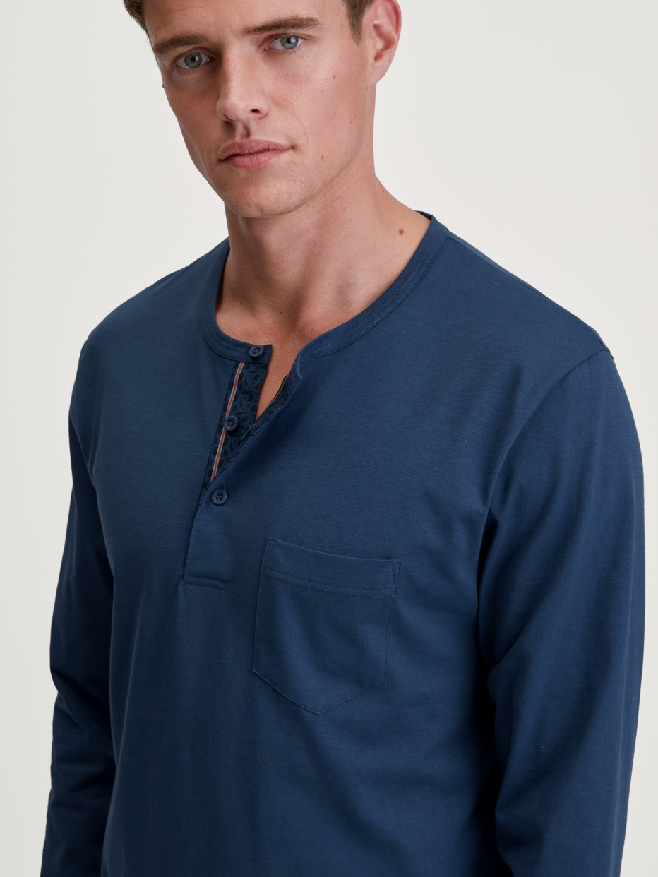 Herren-Model trägt Pyjama, lang aus 100% Baumwolle in Blau, Gestreift aus Serie Relax Imprint 1 von CALIDA, Detail