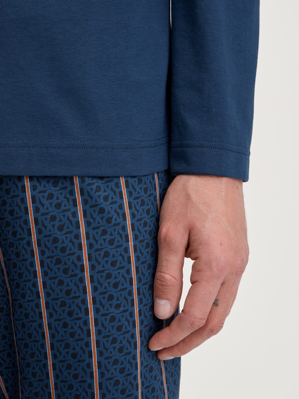 Le mannequin Homme porte le/la Pyjama, longue en 100% coton de couleur Bleu, Rayée, de la série Relax Imprint 1 de CALIDA, Détail