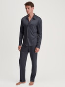 La modella / Il modello Uomo indossa Pigiama con bottoni in TENCEL™ di colore Grigio, Tinta unita, della serie Relax Silk di CALIDA, Vista frontale
