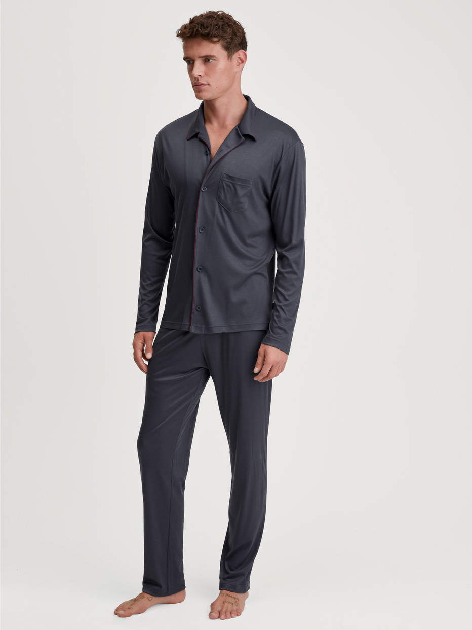 La modella / Il modello Uomo indossa Pigiama con bottoni in TENCEL™ di colore Grigio, Tinta unita, della serie Relax Silk di CALIDA, Vista frontale
