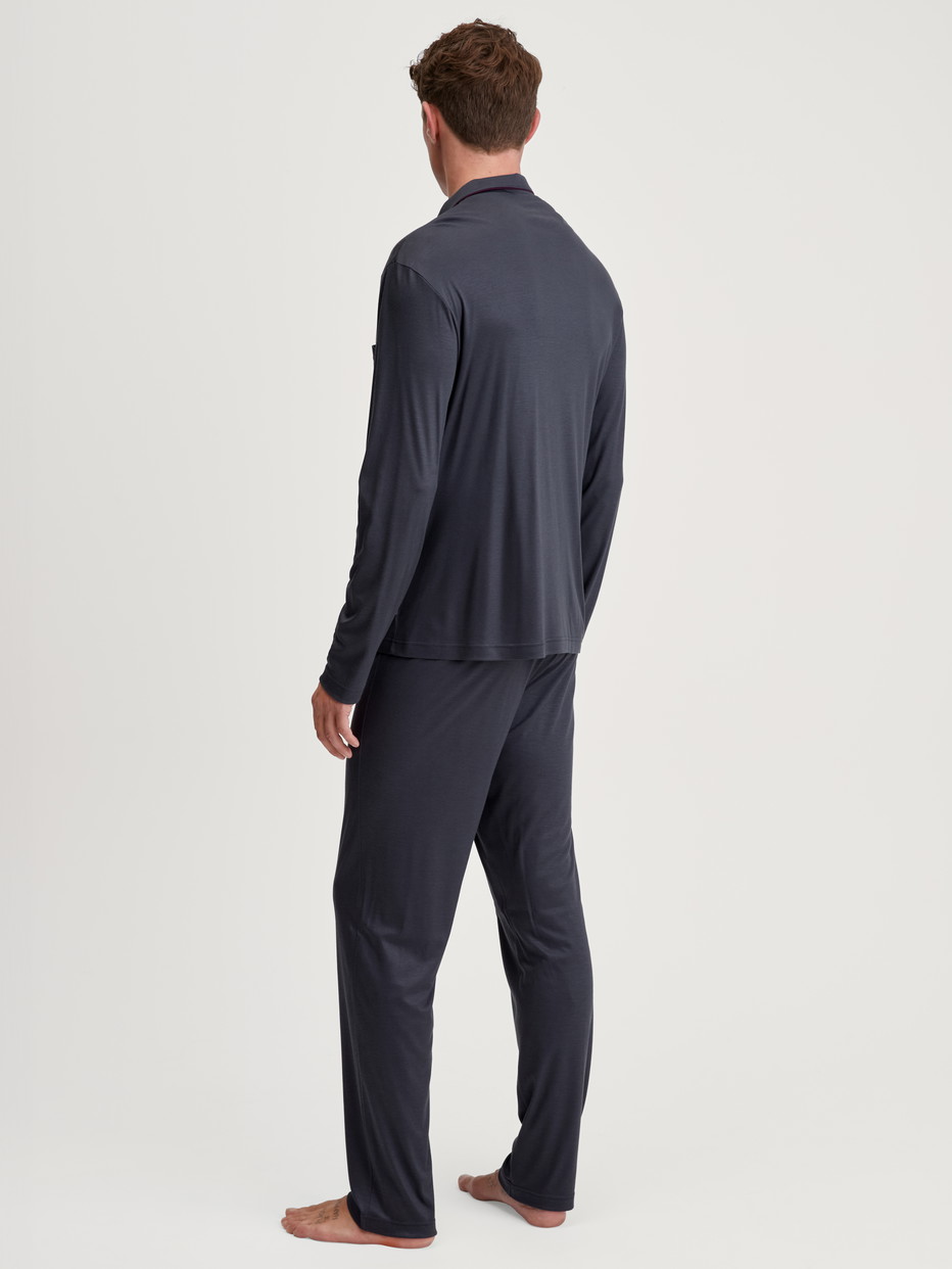 La modella / Il modello Uomo indossa Pigiama con bottoni in TENCEL™ di colore Grigio, Tinta unita, della serie Relax Silk di CALIDA, Vista posteriore