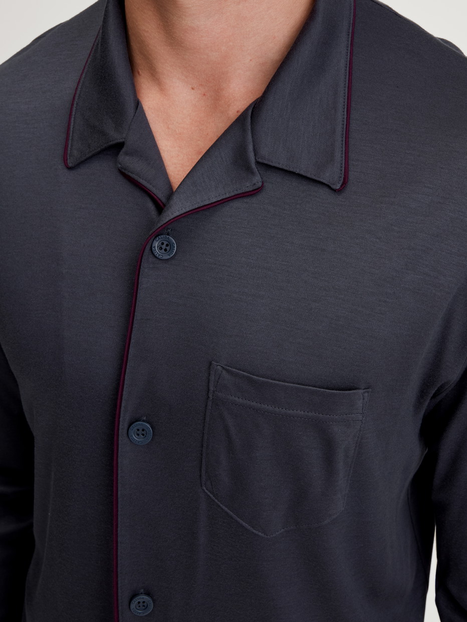La modella / Il modello Uomo indossa Pigiama con bottoni in TENCEL™ di colore Grigio, Tinta unita, della serie Relax Silk di CALIDA, Dettaglio