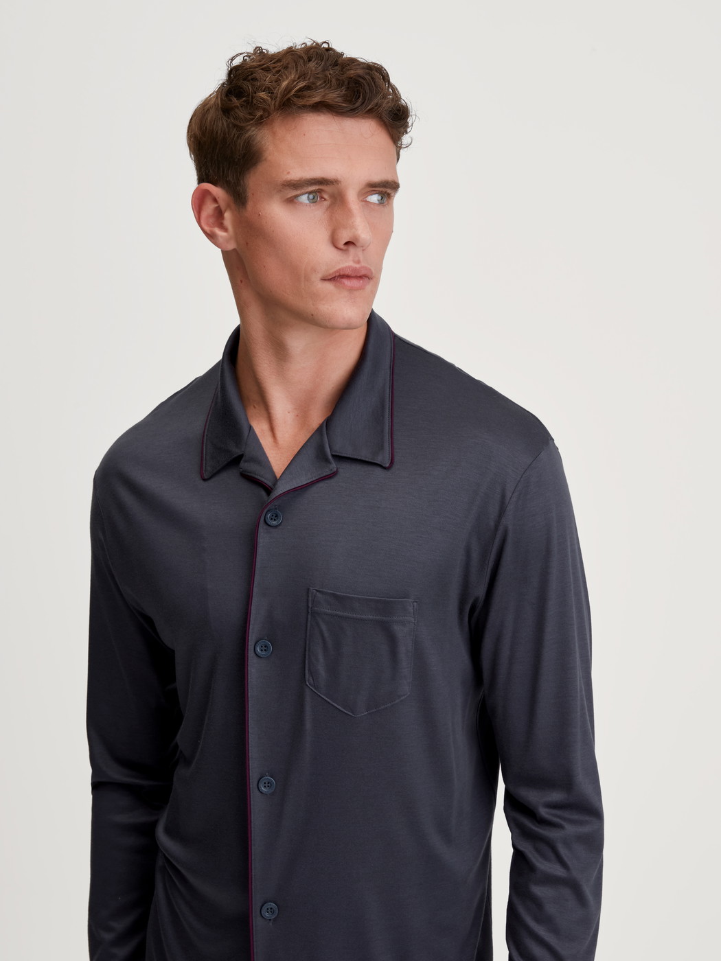 La modella / Il modello Uomo indossa Pigiama con bottoni in TENCEL™ di colore Grigio, Tinta unita, della serie Relax Silk di CALIDA, Immagine aggiuntiva