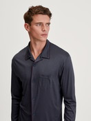 La modella / Il modello Uomo indossa Pigiama con bottoni in TENCEL™ di colore Grigio, Tinta unita, della serie Relax Silk di CALIDA, Immagine aggiuntiva