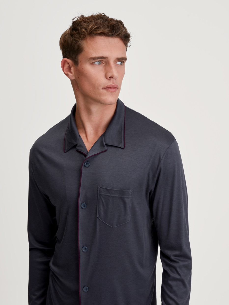 La modella / Il modello Uomo indossa Pigiama con bottoni in TENCEL™ di colore Grigio, Tinta unita, della serie Relax Silk di CALIDA, Immagine aggiuntiva