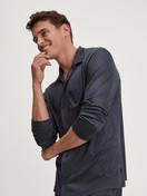 La modella / Il modello Uomo indossa Pigiama con bottoni in TENCEL™ di colore Grigio, Tinta unita, della serie Relax Silk di CALIDA, Immagine aggiuntiva