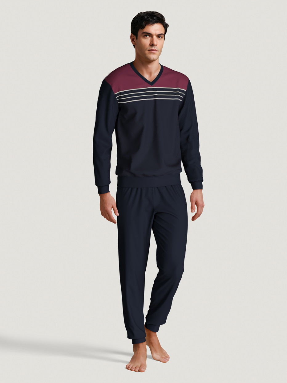 Herren-Model trägt Bündchen-Pyjama aus 100% Baumwolle in Blau, Gestreift aus Serie Season Special von CALIDA, Vorderansicht, KI-generiertes Bild