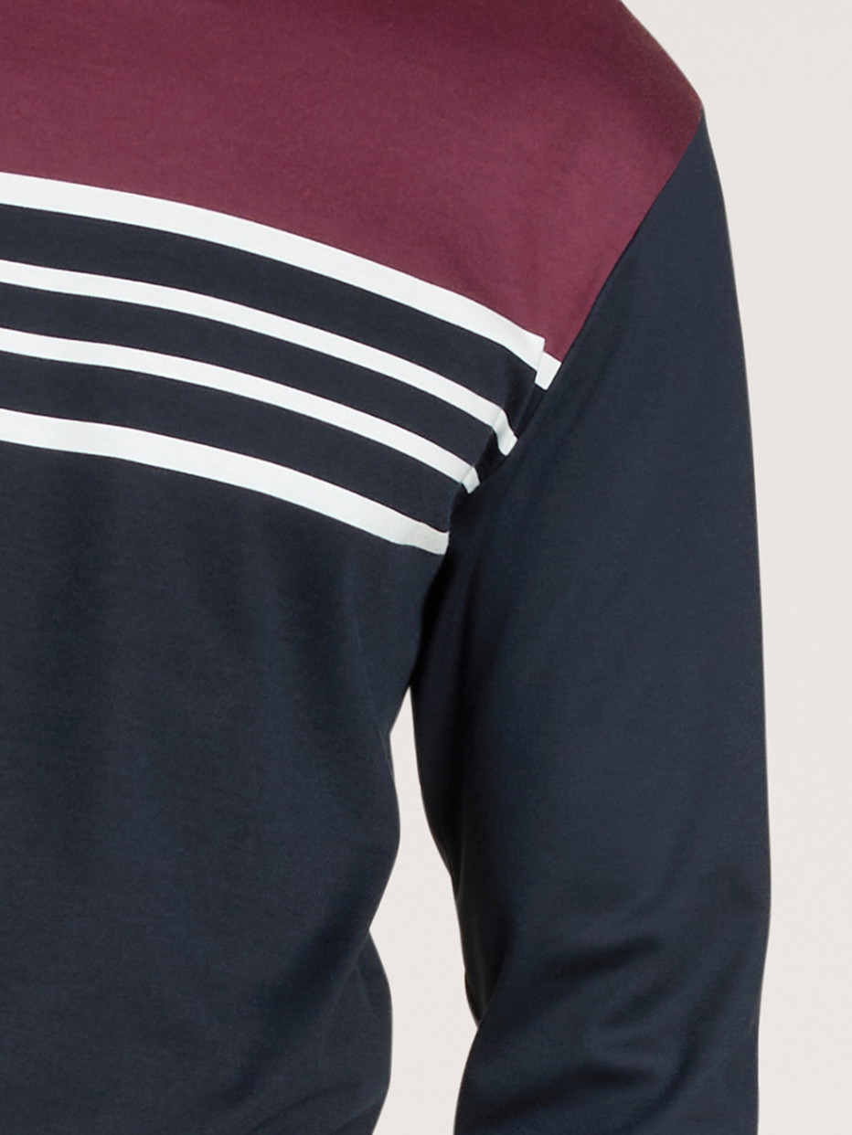 Herren-Model trägt Bündchen-Pyjama aus 100% Baumwolle in Blau, Gestreift aus Serie Season Special von CALIDA, Detail, KI-generiertes Bild