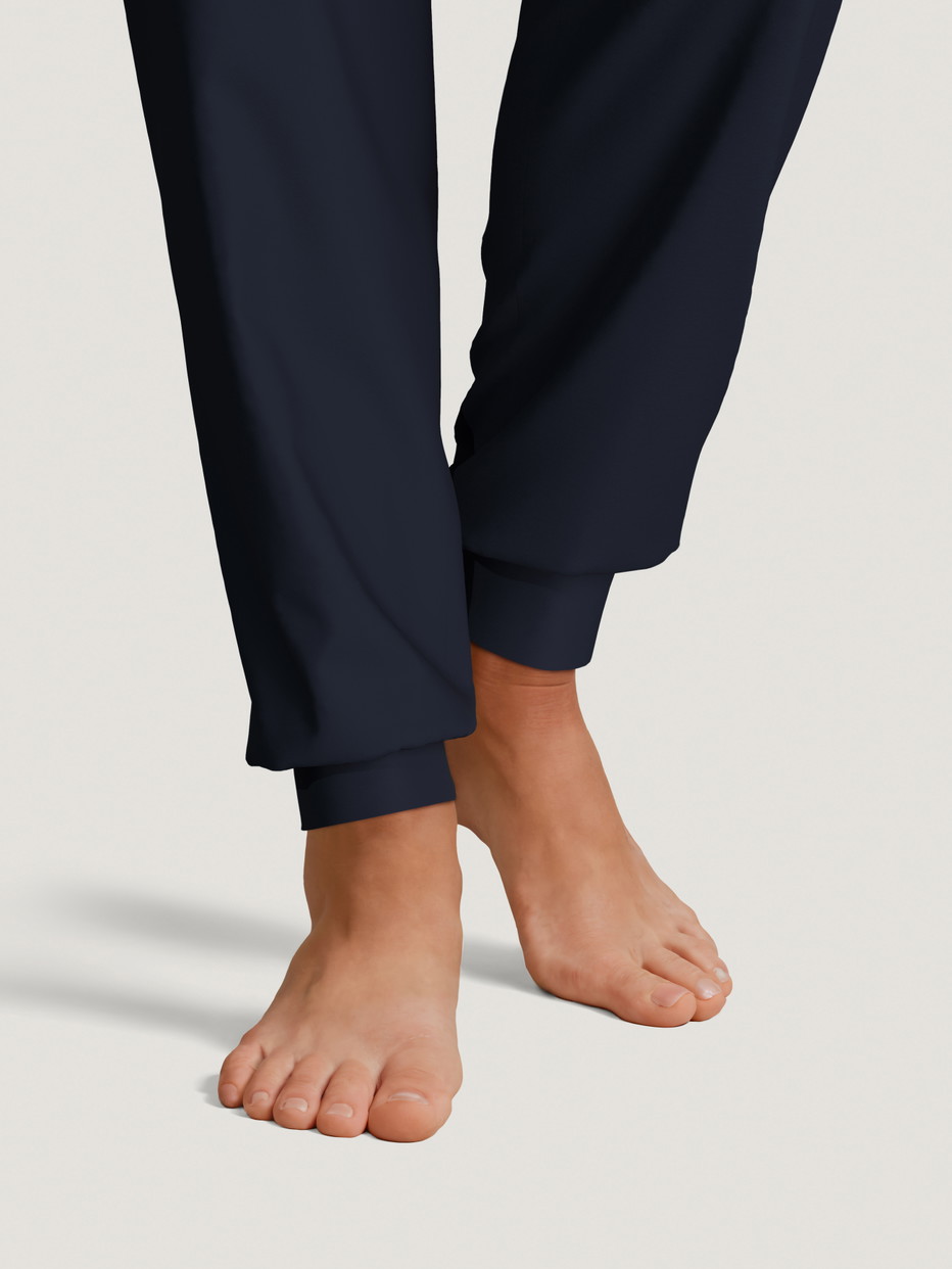 Herren-Model trägt Bündchen-Pyjama aus 100% Baumwolle in Blau, Gestreift aus Serie Season Special von CALIDA, Detail, KI-generiertes Bild
