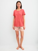 Damen-Model trägt Kurz-Pyjama aus 100% Baumwolle in Rot, Floral aus Serie Flower Nights von CALIDA, Vorderansicht