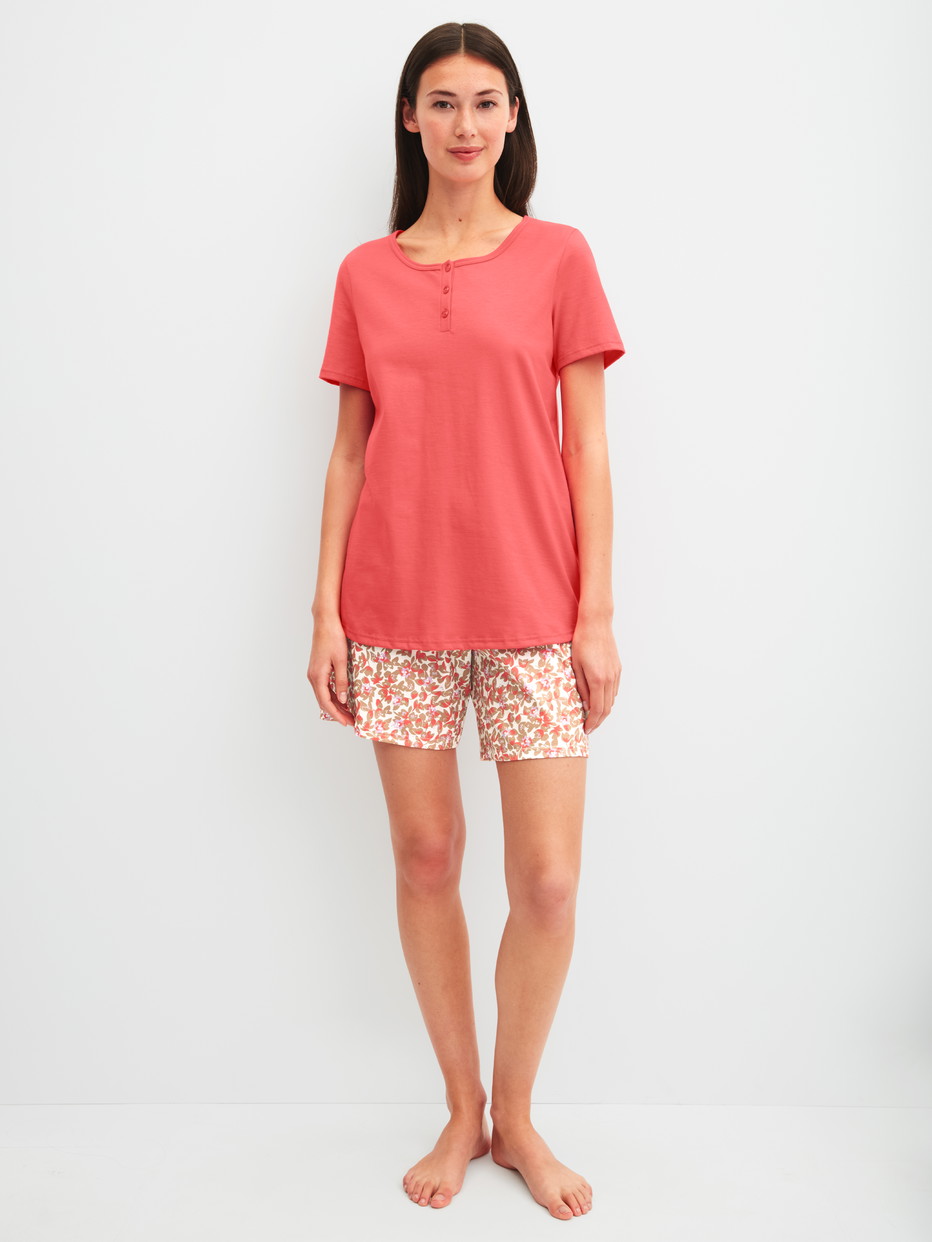 Damen-Model trägt Kurz-Pyjama aus 100% Baumwolle in Rot, Floral aus Serie Flower Nights von CALIDA, Vorderansicht