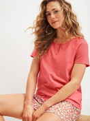 Damen-Model trägt Kurz-Pyjama aus 100% Baumwolle in Rot, Floral aus Serie Flower Nights von CALIDA, Zusatzbild