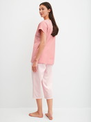 La modella / Il modello Donna indossa Pigiama capri in 100% cotone di colore Arancione, Modello, della serie Lovely Nights di CALIDA, Vista posteriore