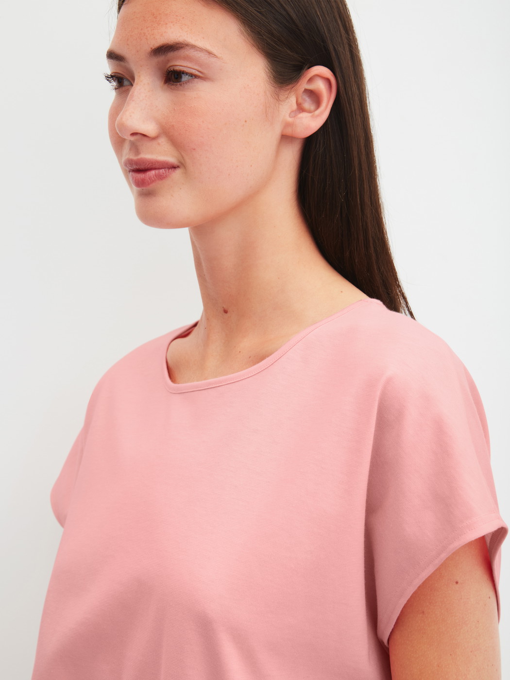 La modella / Il modello Donna indossa Pigiama capri in 100% cotone di colore Arancione, Modello, della serie Lovely Nights di CALIDA, Dettaglio