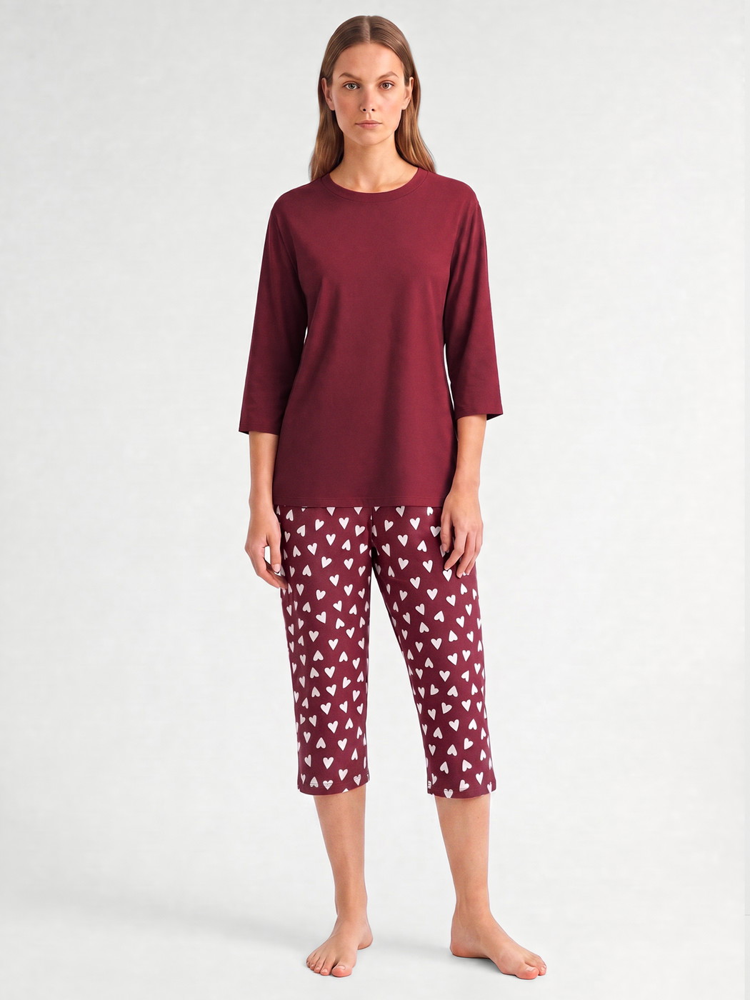 Le mannequin Femme porte le/la Pyjama capri en 100% coton de couleur Rouge, À motifs, de la série Cotton Special de CALIDA, Vue de face
