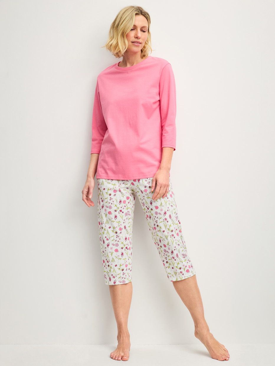 Le mannequin Femme porte le/la Pyjama capri en 100% coton de couleur Rose, À motifs, de la série Cotton Special de CALIDA, Vue de face