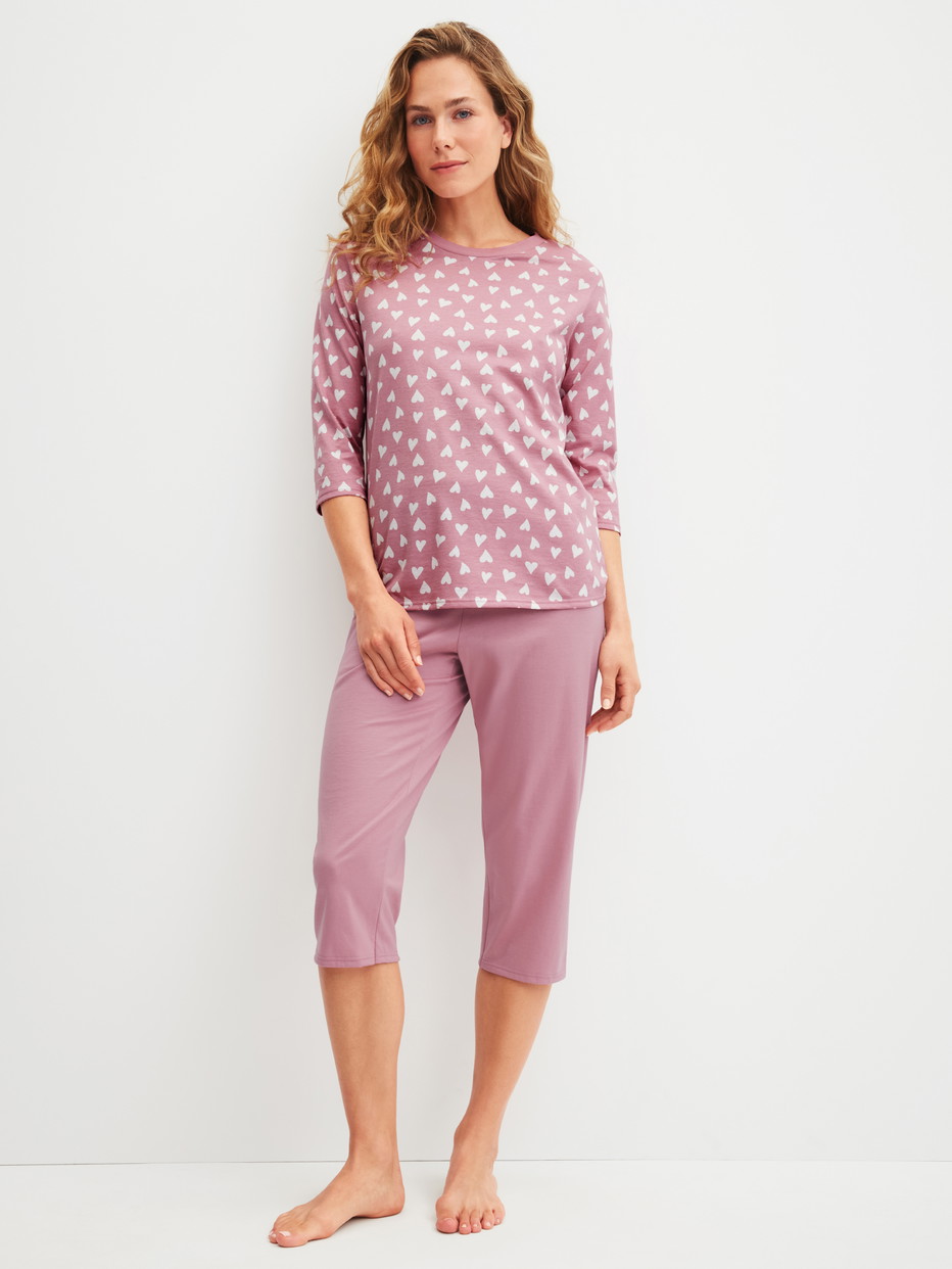 Damen-Model trägt Capri-Pyjama aus 100% Baumwolle in Rosa, Gemustert aus Serie Cotton Special von CALIDA, Vorderansicht