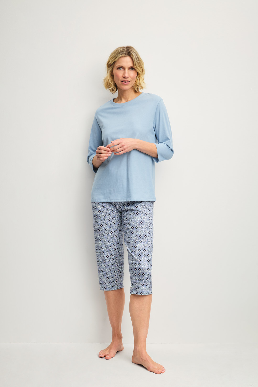 Women model is wearing Capri Pyjama made of 100% Cotton in Grey, Patterned from the Cotton Special series by CALIDA, Front view