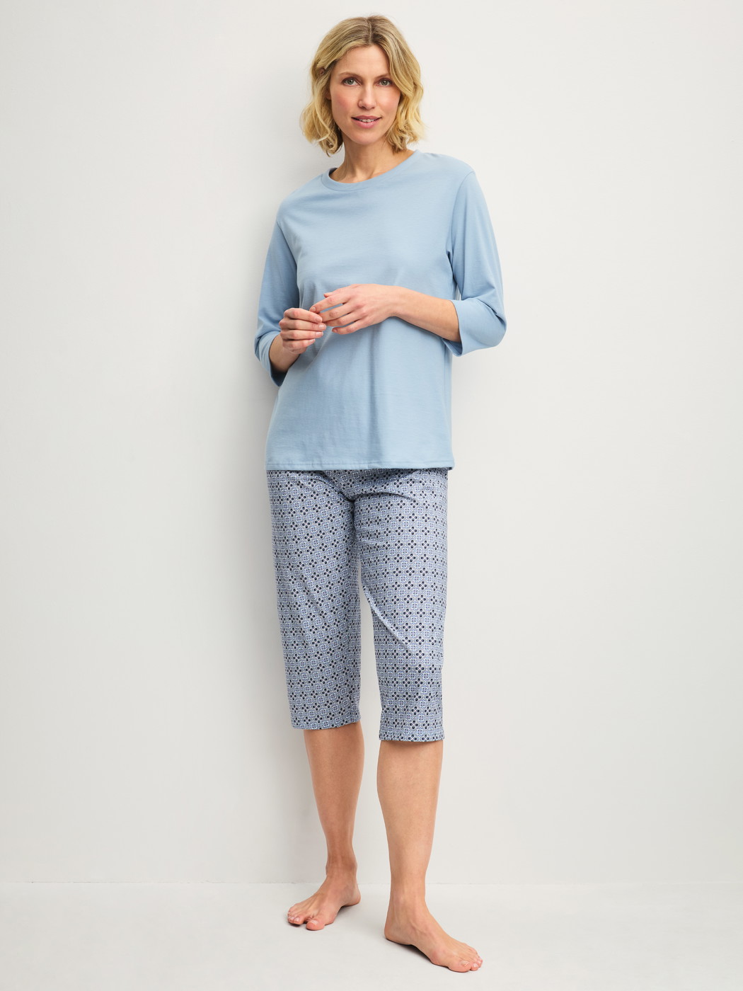 Women model is wearing Capri Pyjama made of 100% Cotton in Grey, Patterned from the Cotton Special series by CALIDA, Front view