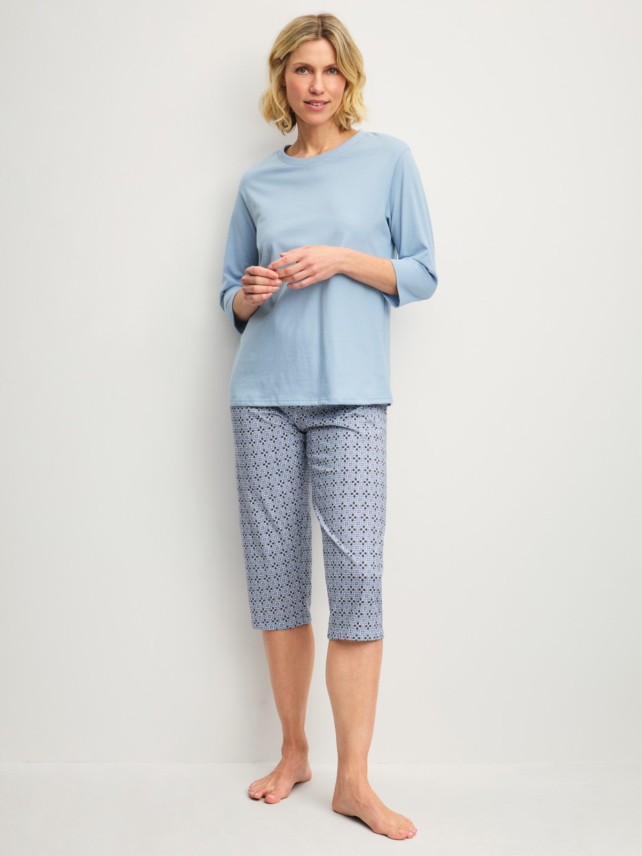 Le mannequin Femme porte le/la Pyjama capri en 100% coton de couleur Gris, À motifs, de la série Cotton Special de CALIDA, Vue de face