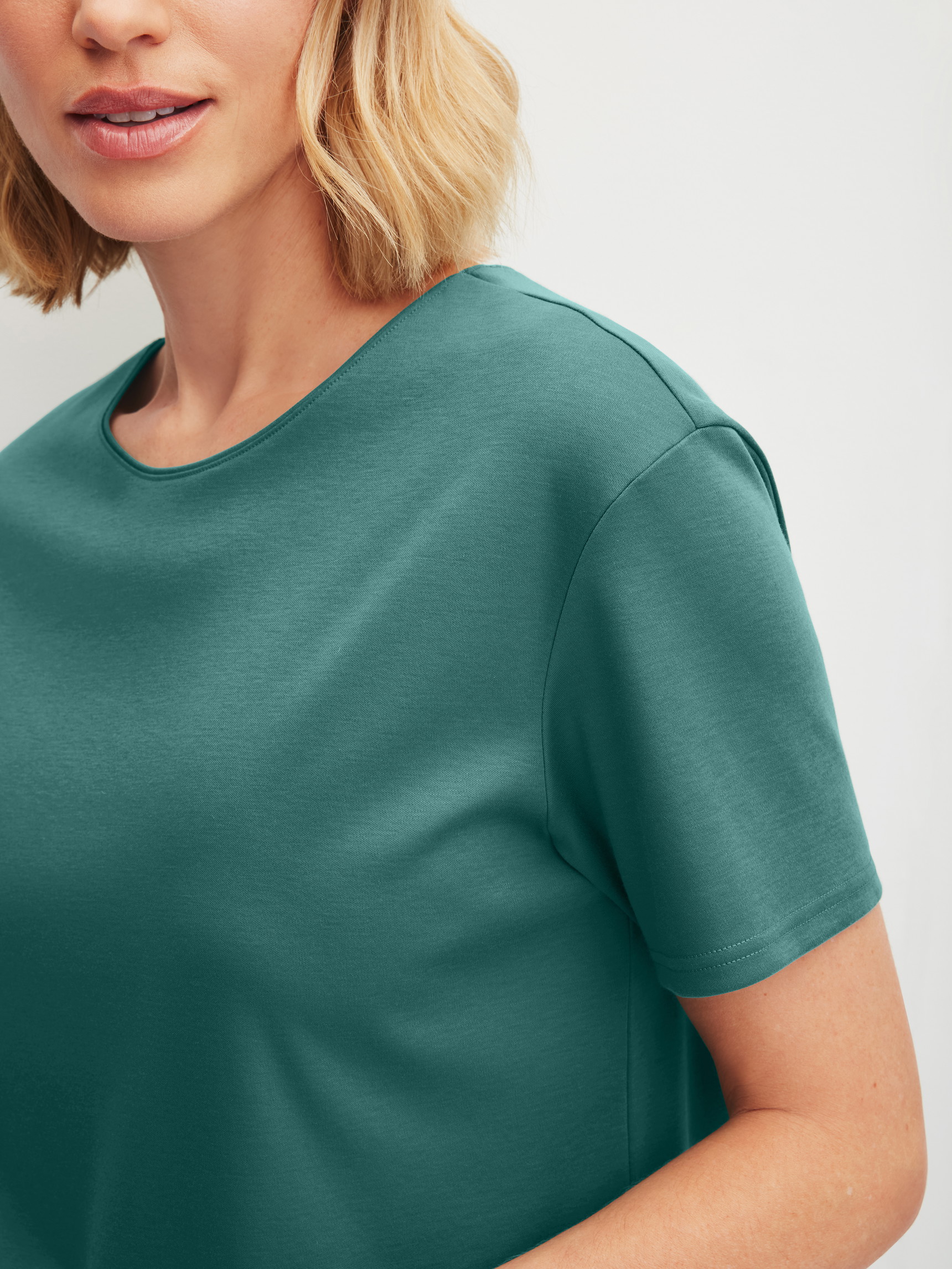 Women model is wearing 7/8 - Pyjamas made of 100% Cotton in Turquoise, Floral from the Botanic Dreams series by CALIDA, Detail
