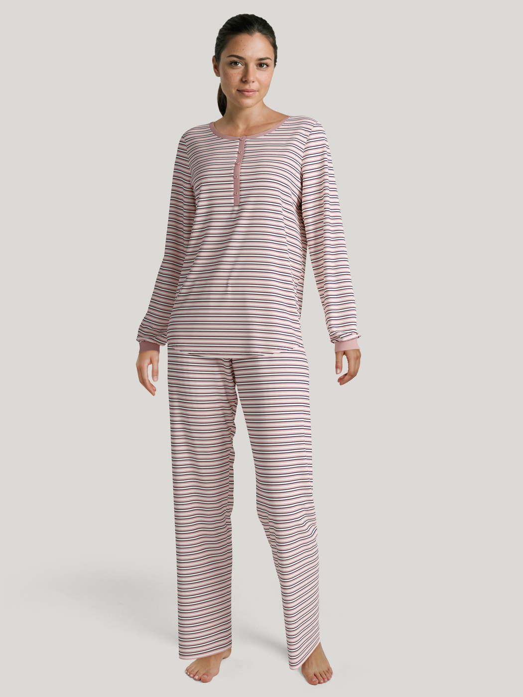 Damen-Model trägt Pyjama, lang aus 100% Baumwolle in Rosa, Gestreift aus Serie Nightwear Xtra von CALIDA, Vorderansicht, KI-generiertes Bild