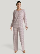 Damen-Model trägt Pyjama, lang aus 100% Baumwolle in Rosa, Gestreift aus Serie Nightwear Xtra von CALIDA, Vorderansicht, KI-generiertes Bild