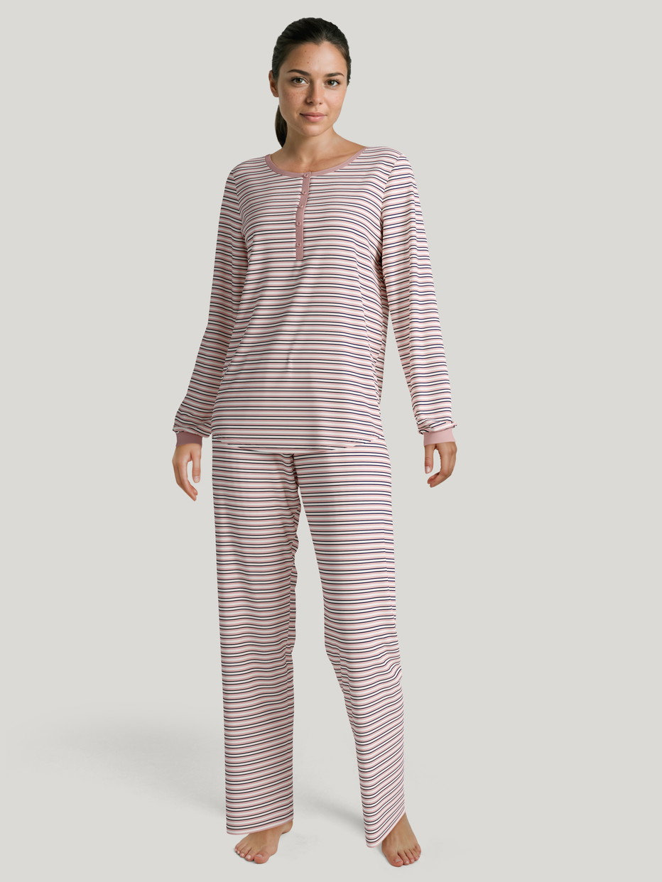 Le mannequin Femme porte le/la Pyjama en 100% coton de couleur Rose, Rayée, de la série Nightwear Xtra de CALIDA, Vue de face, Image générée par IA