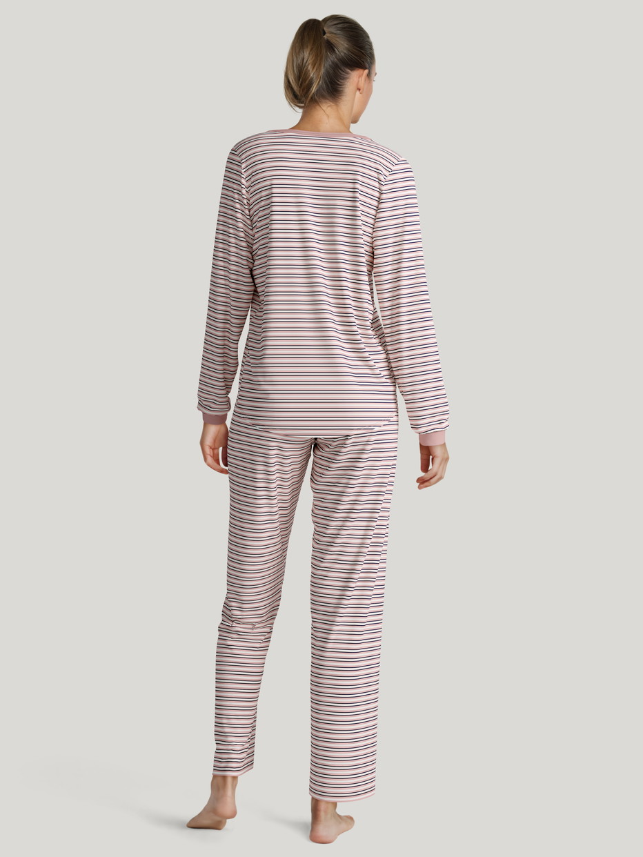 Le mannequin Femme porte le/la Pyjama en 100% coton de couleur Rose, Rayée, de la série Nightwear Xtra de CALIDA, Vue arrière, Image générée par IA