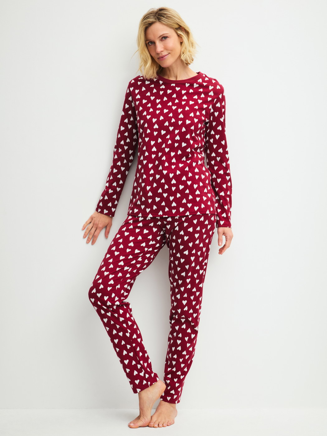 La modella / Il modello Donna indossa Pigiami, lunghi in 100% cotone di colore Rosso, Modello, della serie Cotton Special di CALIDA, Vista frontale