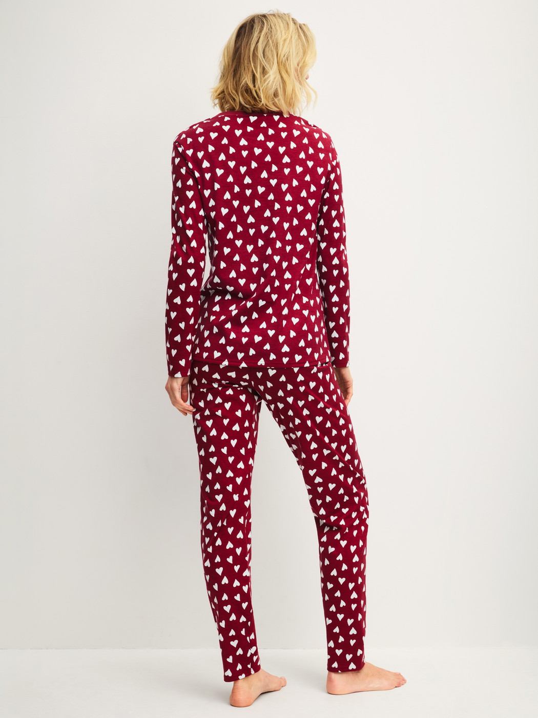 La modella / Il modello Donna indossa Pigiami, lunghi in 100% cotone di colore Rosso, Modello, della serie Cotton Special di CALIDA, Vista posteriore