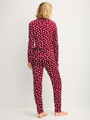 La modella / Il modello Donna indossa Pigiami, lunghi in 100% cotone di colore Rosso, Modello, della serie Cotton Special di CALIDA, Vista posteriore
