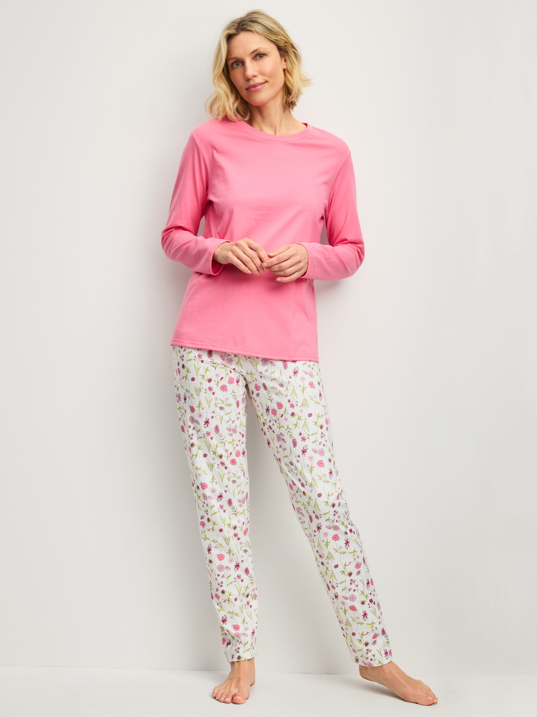 La modella / Il modello Donna indossa Pigiami, lunghi in 100% cotone di colore Rosa, Modello, della serie Cotton Special di CALIDA, Vista frontale