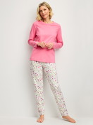 La modella / Il modello Donna indossa Pigiami, lunghi in 100% cotone di colore Rosa, Modello, della serie Cotton Special di CALIDA, Vista frontale