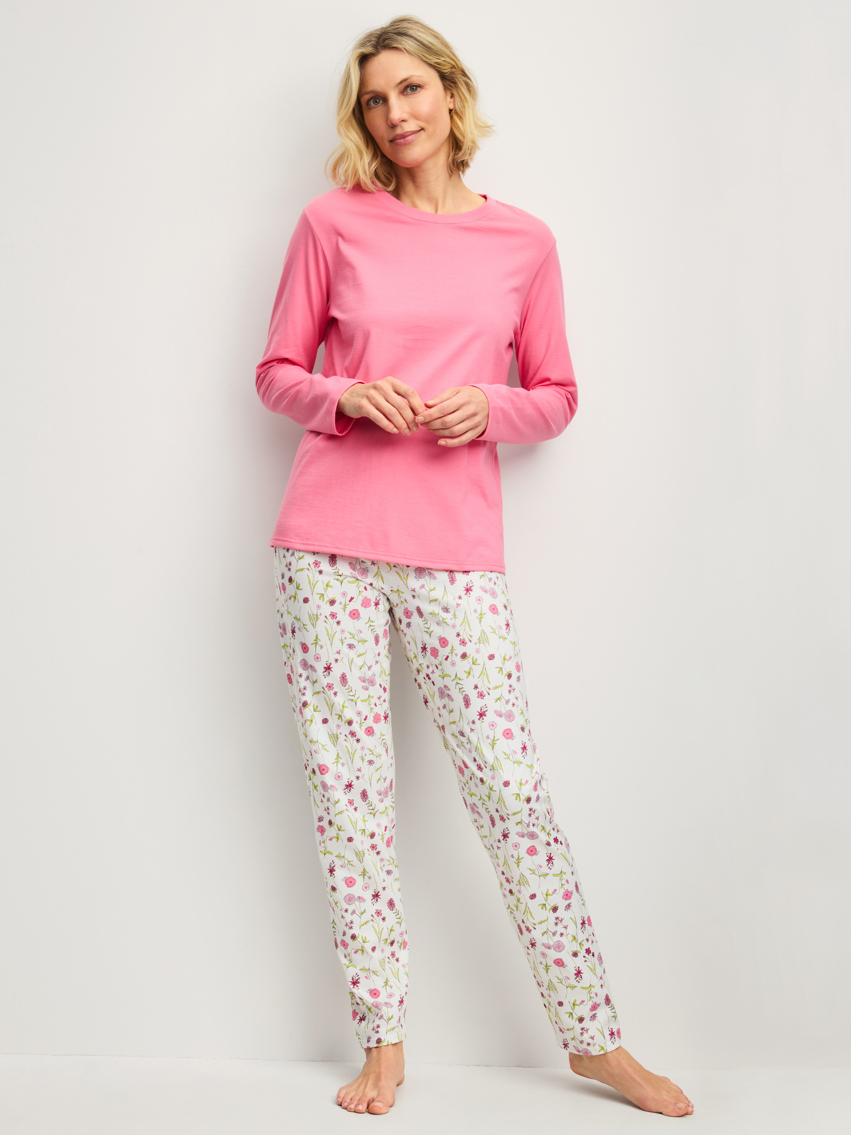 Damen-Model trägt Pyjama, lang aus 100% Baumwolle in Rosa, Gemustert aus Serie Cotton Special von CALIDA, Vorderansicht