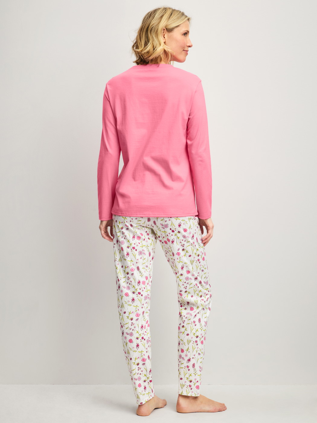 La modella / Il modello Donna indossa Pigiami, lunghi in 100% cotone di colore Rosa, Modello, della serie Cotton Special di CALIDA, Vista posteriore