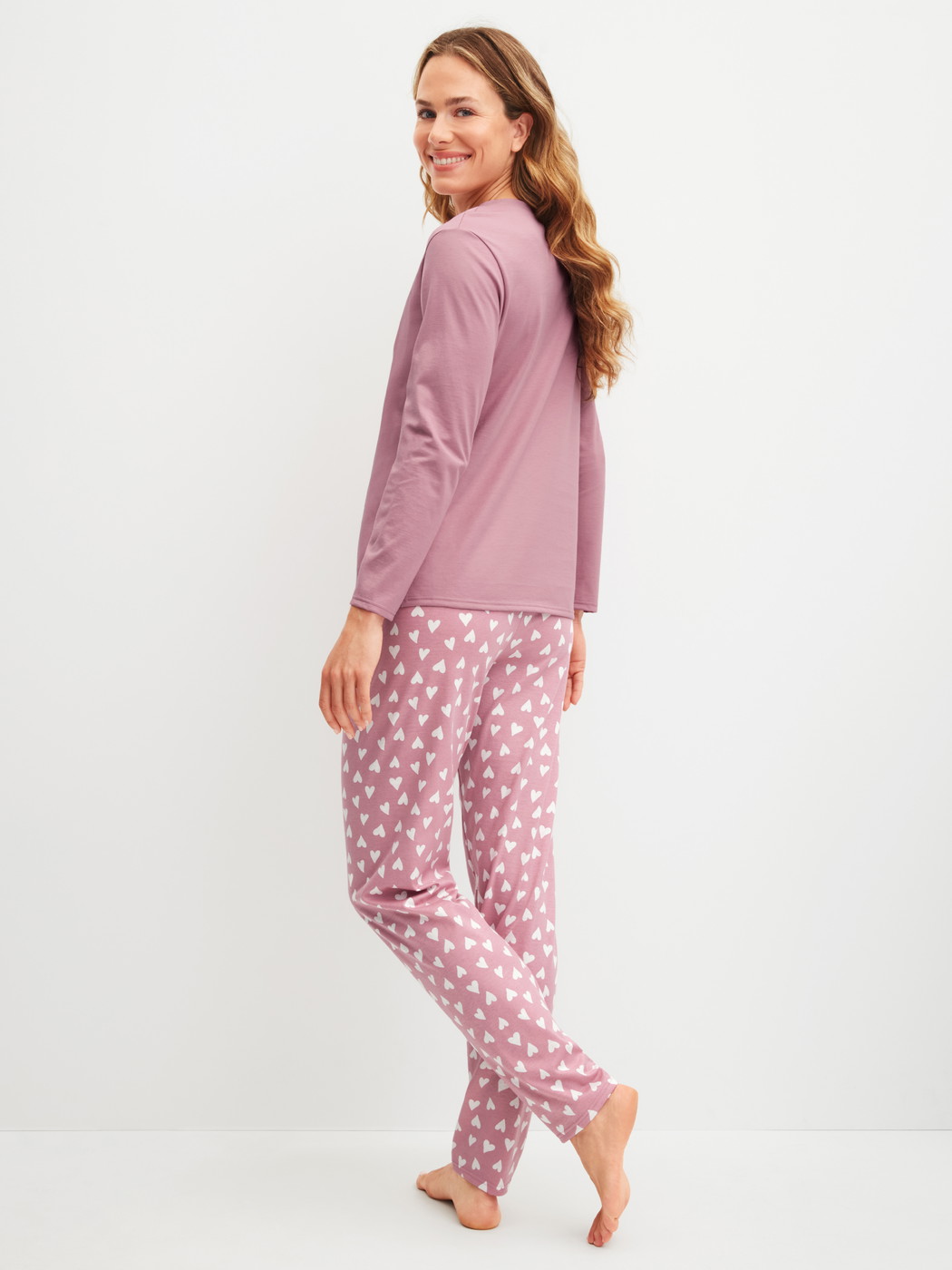 La modella / Il modello Donna indossa Pigiami, lunghi in 100% cotone di colore Rosa, Modello, della serie Cotton Special di CALIDA, Vista posteriore