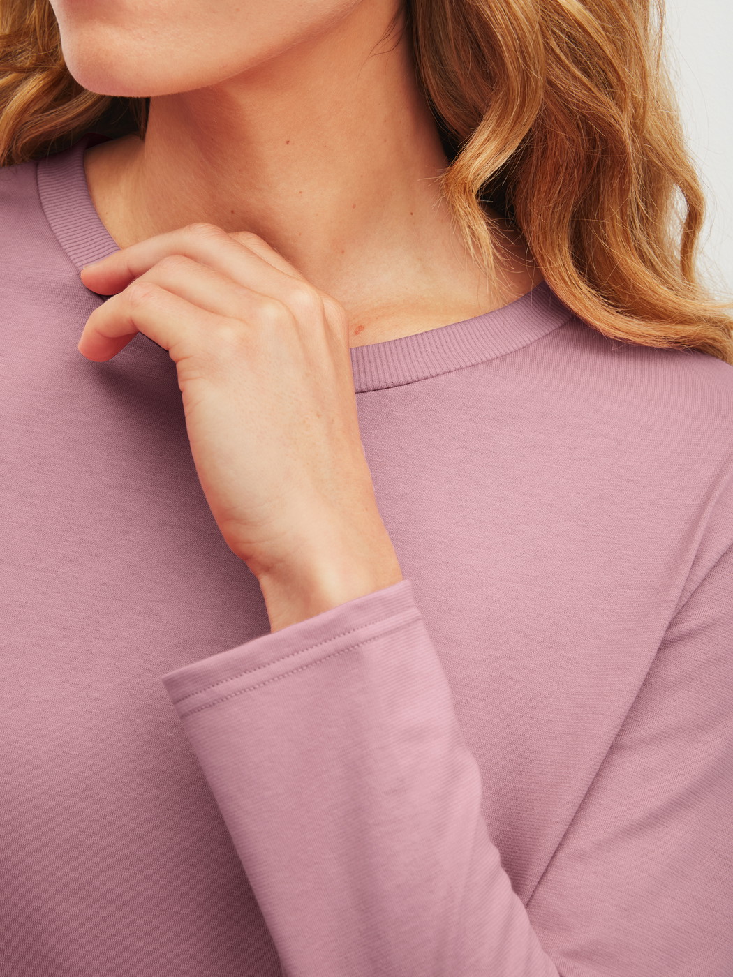 La modella / Il modello Donna indossa Pigiami, lunghi in 100% cotone di colore Rosa, Modello, della serie Cotton Special di CALIDA, Dettaglio