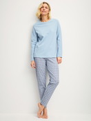 Damen-Model trägt Pyjama, lang aus 100% Baumwolle in Grau, Gemustert aus Serie Cotton Special von CALIDA, Vorderansicht