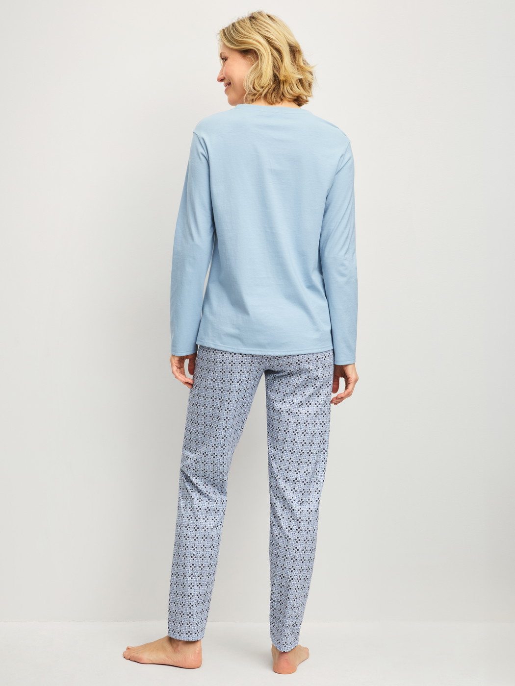 Damen-Model trägt Pyjama, lang aus 100% Baumwolle in Grau, Gemustert aus Serie Cotton Special von CALIDA, Rückansicht