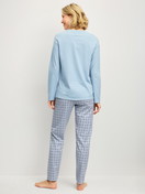Damen-Model trägt Pyjama, lang aus 100% Baumwolle in Grau, Gemustert aus Serie Cotton Special von CALIDA, Rückansicht