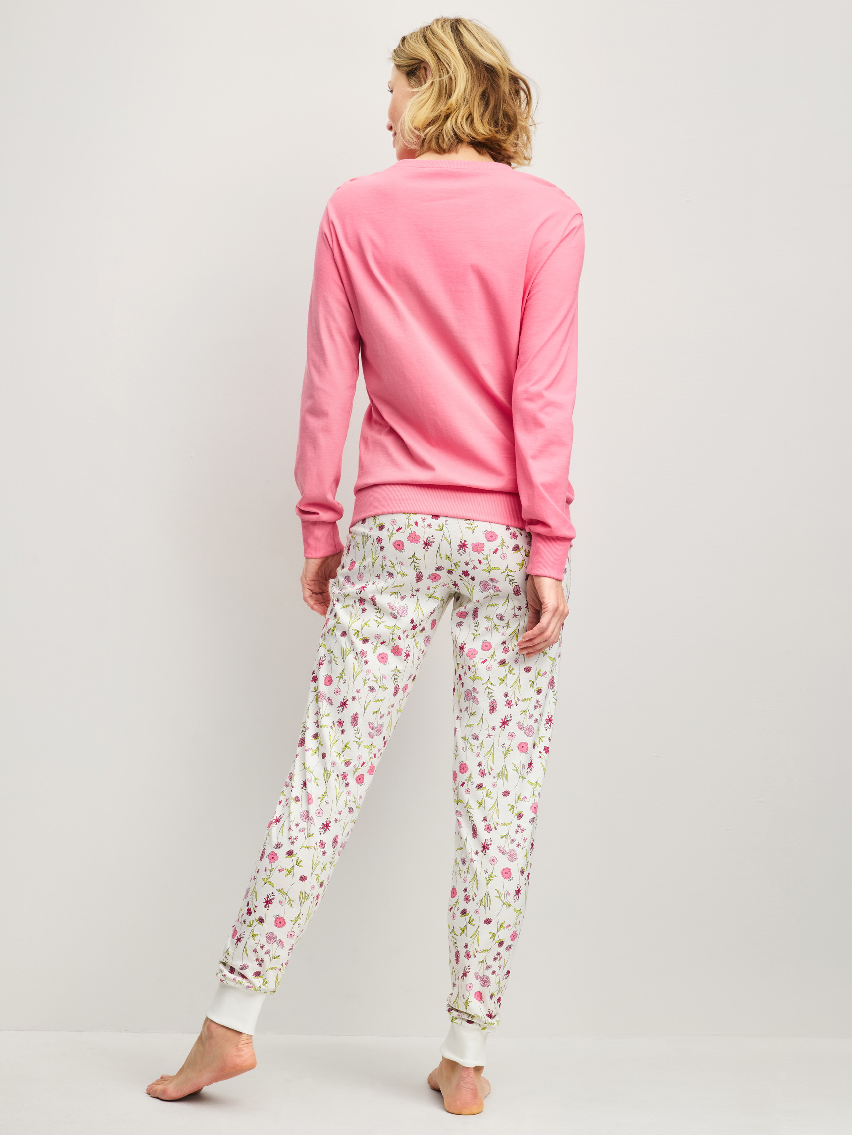 La modella / Il modello Donna indossa Pigiama con polsini in 100% cotone di colore Rosa, Modello, della serie Cotton Special di CALIDA, Vista posteriore