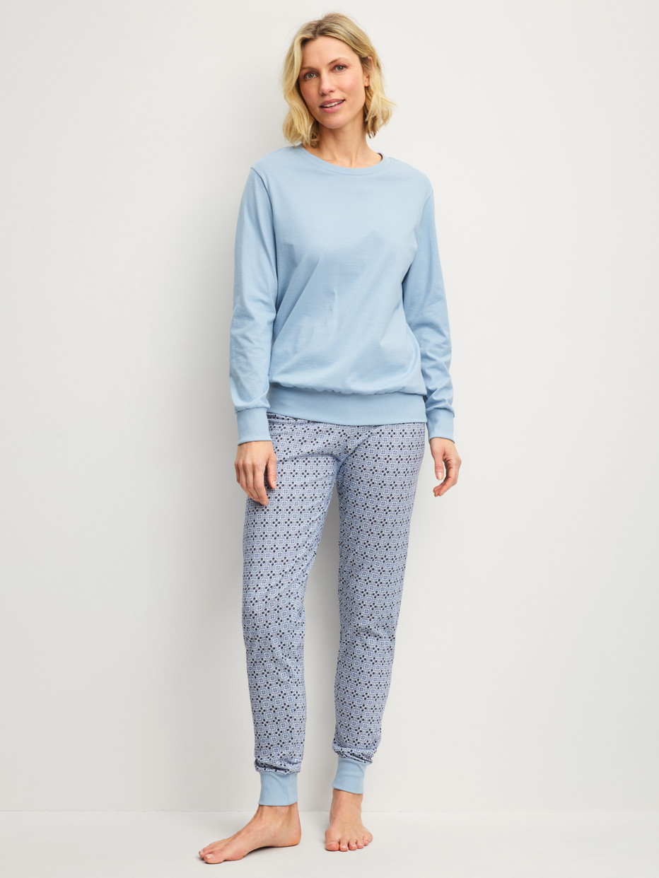 Le mannequin Femme porte le/la Pyjama avec bords élastiques en 100% coton de couleur Gris, À motifs, de la série Cotton Special de CALIDA, Vue de face