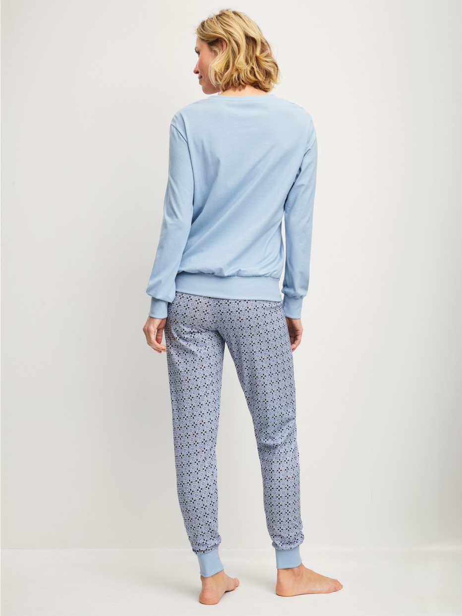 Le mannequin Femme porte le/la Pyjama avec bords élastiques en 100% coton de couleur Gris, À motifs, de la série Cotton Special de CALIDA, Vue arrière