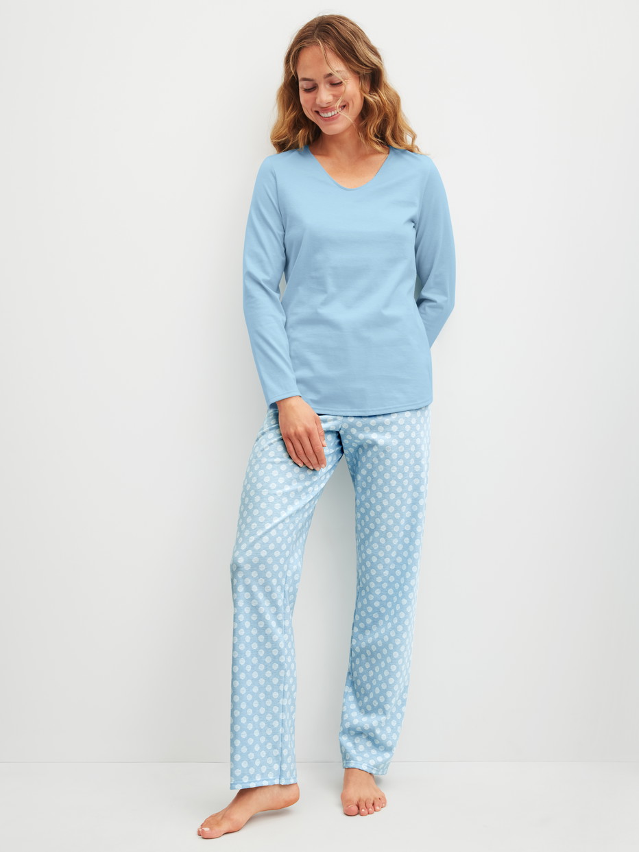 Damen-Model trägt Pyjama, lang aus 100% Baumwolle in Blau, Gemustert aus Serie Lovely Nights von CALIDA, Vorderansicht
