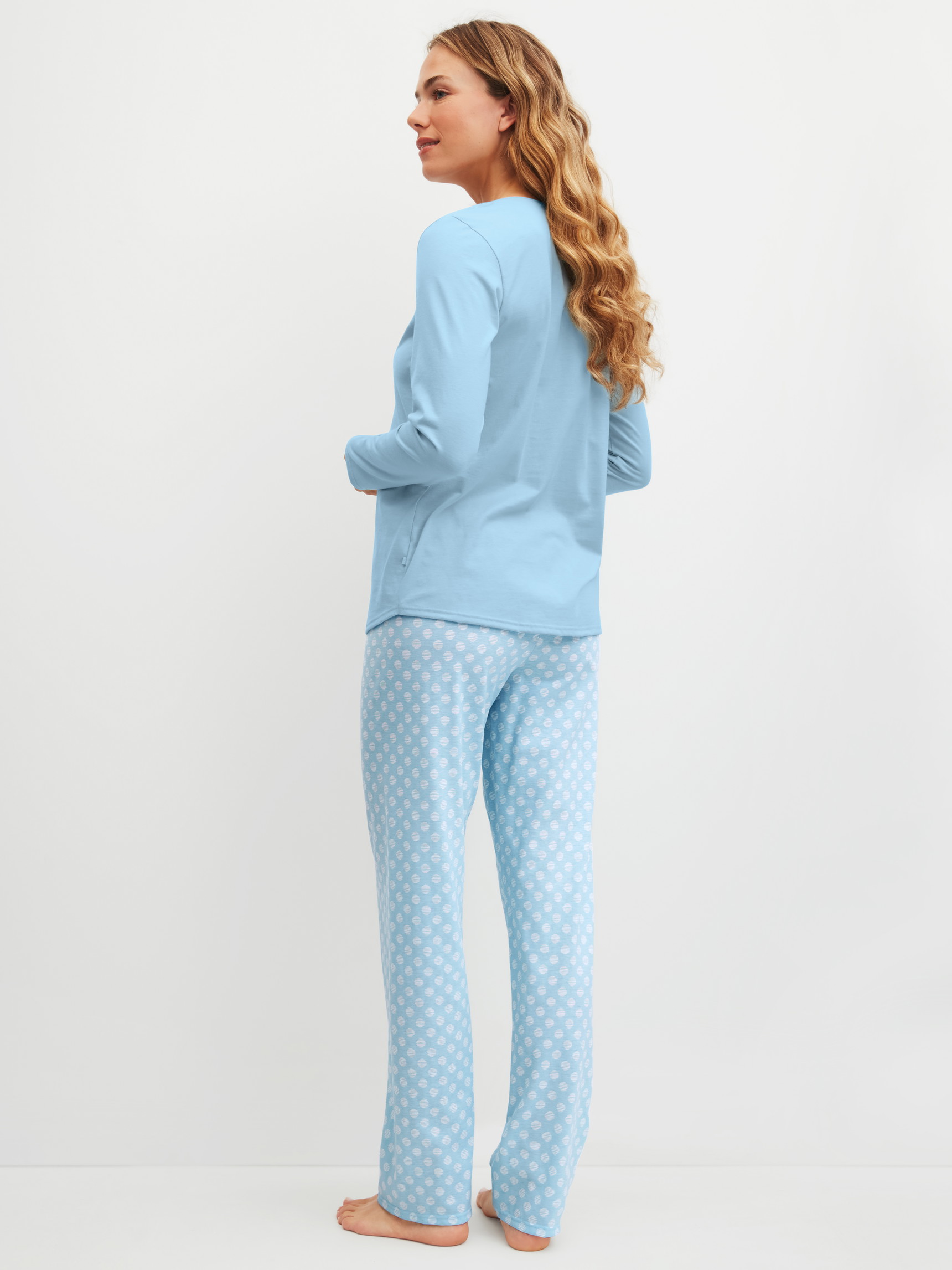 Damen-Model trägt Pyjama, lang aus 100% Baumwolle in Blau, Gemustert aus Serie Lovely Nights von CALIDA, Rückansicht