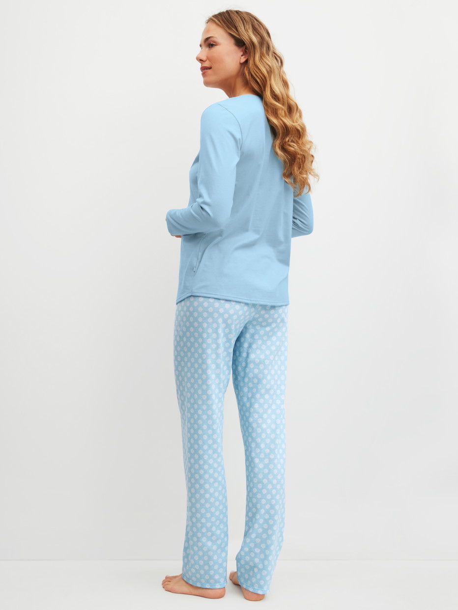Damen-Model trägt Pyjama, lang aus 100% Baumwolle in Blau, Gemustert aus Serie Lovely Nights von CALIDA, Rückansicht